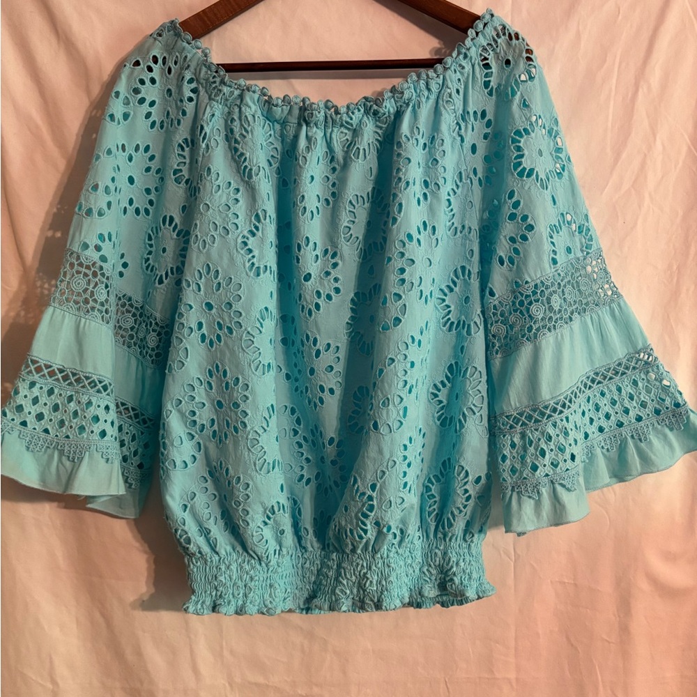 Adorable Tyler Boe eyelet 100% cotton off-the-shoulder top. Large, Lightweight.